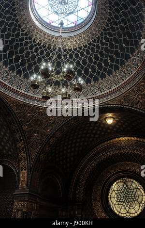 Una vista interna della Sinagoga Spagnola, Španělská synagoga in ceco, nell'area dell'ex Praga Ghetto Ebraico, raffigura il vetro macchiato il vento Foto Stock