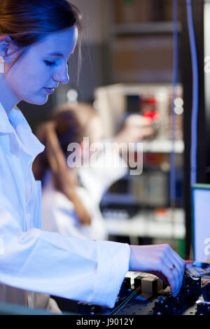 Femmina, fascio laser, laser, laboratorio, quantum optics, luce, studio, pericolo, Foto Stock