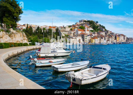 Barche sul lungomare, con la città vecchia in background di Sibenik, Dalmazia, Croazia Foto Stock