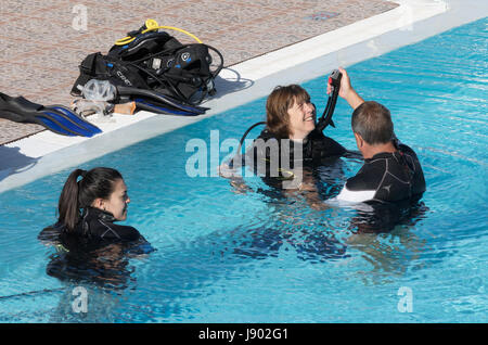 Due donne learning scuba diving in una piscina, Lanzarote, Isole Canarie l'Europa. Foto Stock