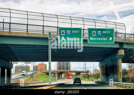 Indicatore circolazione su strada le piastre che portano a Boston o Worcester, MA, Stati Uniti d'America. Foto Stock