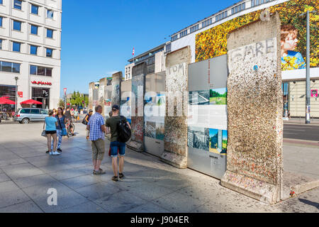 La sezione del vecchio Muro di Berlino in Potsdamer Platz, nel quartiere Mitte di Berlino, Germania Foto Stock