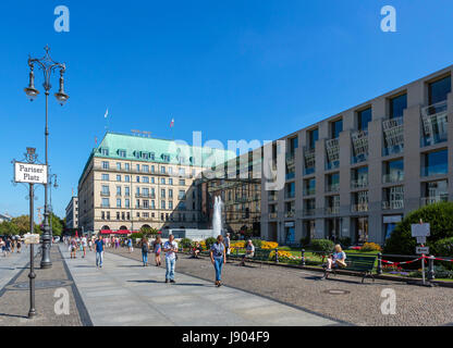 Pariser Platz guardando verso l'Hotel Adlon Kempinski, nel quartiere Mitte di Berlino, Germania Foto Stock