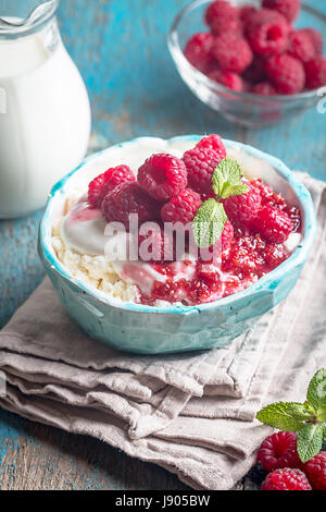 Freschi Fatti in casa per la ricotta con lamponi Foto Stock