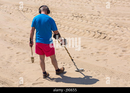 L'uomo con il rivelatore di metalli a Bournemouth Beach e Bournemouth Dorset nel Maggio Foto Stock