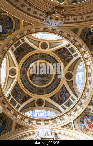 La splendida cattedrale-come interno a cupola del Széchenyi bagni termali, Városliget, Budapest, Ungheria Foto Stock