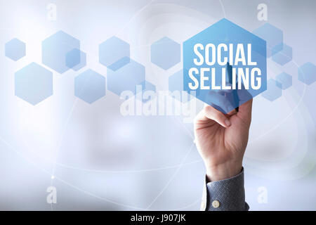 Mano toccando un interfaccia touch-screen con la vendita di sociale Foto Stock