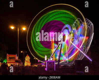 Fairground Ride tracce di luce da "storm' e 'Il Re' presso il St Giles fiera, Oxford. Settembre 2016 Foto Stock