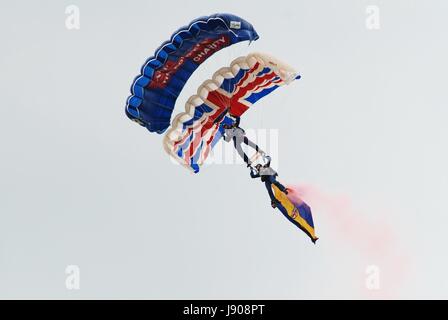 Le Tigri army parachute team di visualizzazione eseguire all'Airshow di Dunsfold nel Surrey in Inghilterra il 23 agosto 2014. Foto Stock