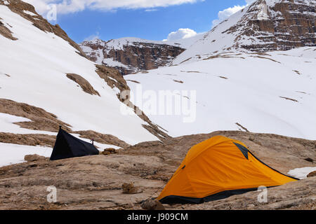 Due tende da campeggio sulle rocce della neve montagne alla sera. La Turchia, centrale sui monti Taurus, Aladaglar (Anti-Taurus). Foto Stock