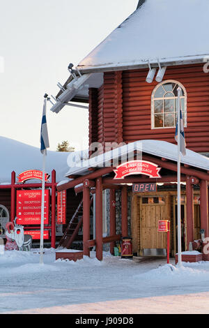 Rovaniemi, Finlandia - 5 Marzo 2017: Ingresso in Santa Claus Holiday Village, Lapponia, Finlandia, d'inverno. Al tramonto Foto Stock