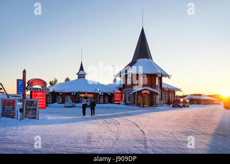 Rovaniemi, Finlandia - 5 Marzo 2017: Persone a Santa Claus Holiday Village, Lapponia, Finlandia, d'inverno. Al tramonto. Foto Stock