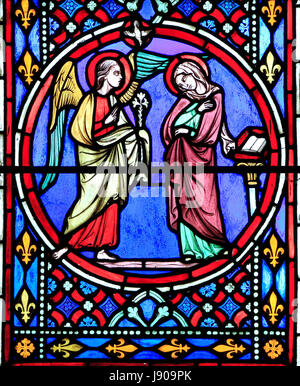 Finestra della natività, vetrate da Oudinot di Parigi 1861, Chiesa Feltwell, Norfolk, Annunciazione dell Arcangelo Gabriele alla Vergine Maria Foto Stock