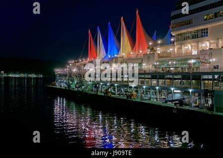 Canada Place vele e Cruise Terminal Darsena di notte, Vancouver, BC, Canada Foto Stock