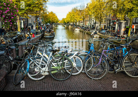 Le biciclette parcheggiate vicino al Canal a Amsterdam, Paesi Bassi Foto Stock