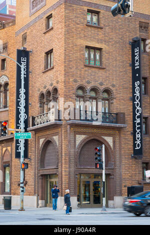 USA Chicago Illinois Bloomingdales Casa arredo Tempio di Medinah Shine Cross Freemason Masonic Shriners grande magazzino angolo scena strada Foto Stock