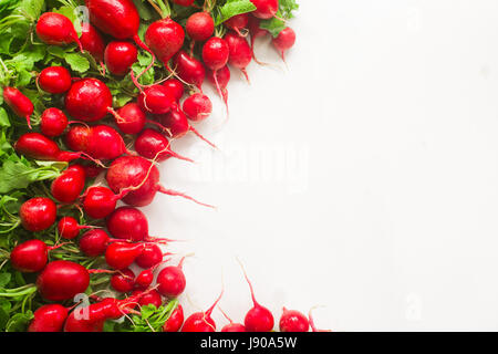 Abbondanza di radicchio rosso su sfondo bianco con copia spazio nel centro Foto Stock