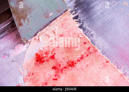 Il processo per la fabbricazione di stir-Fritto gelato rotoli a congelare pan. Laminati gelato artigianale di dessert a base di latte, cioccolato e fragole fresche. Foto Stock