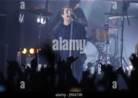 Liam Gallagher giocando un concerto a Manchester O2 Ritz, in memoria delle vittime della scorsa settimana di attacco terroristico che ha ucciso 22 persone e il ferimento di un ulteriore 64. Foto Stock