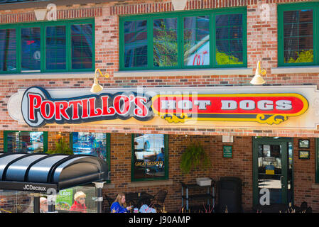 Chicago Illinois vicino al lato nord ovest W Ontario Street American fast food Portillo's hot dogs hamburger torta al cioccolato frappè italiano sandwich di manzo Foto Stock