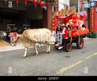 KAOHSIUNG, Taiwan -- 13 ottobre: un tradizionale Taiwanese ox carrello è una speciale attrazione per la quota annua di Wannian Folklore Festival il 13 ottobre 2013 ho Foto Stock