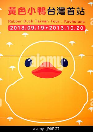 KAOHSIUNG, Taiwan - 28 settembre: un poster annuncia che il gigante rubber duck progettata da artista olandese Hofman andrà in mostra presso il molo di gloria Foto Stock