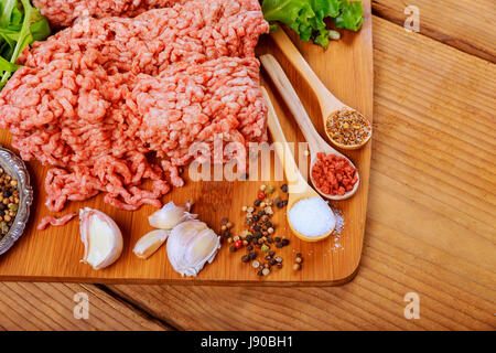 La carne macinata, la cipolla, l'aglio pepe nero pronti per la cottura Foto Stock