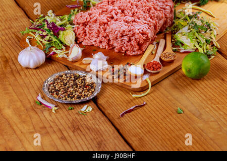 La carne macinata, la cipolla, l'aglio pepe nero pronti per la cottura Foto Stock