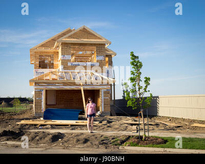 Un edificio a due piani casa residenziale in costruzione in Edmonton sobborgo di Beaumont, Alberta, Canada. Foto Stock