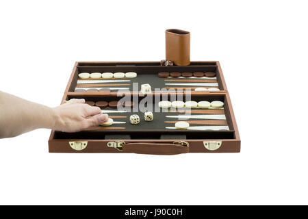 Una donna di braccio di giocare a backgammon gettando muovere le pedine sul bordo del backgammon con la sua mano sinistra. Isolato su un puro sfondo bianco. Foto Stock