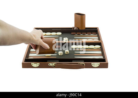 Una donna di braccio di giocare a backgammon gettando la piastrina sul bordo del backgammon con la sua mano sinistra. Isolato su un puro sfondo bianco. Foto Stock