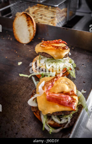 Hamburger di carne con pancetta e formaggio e verdure Foto Stock