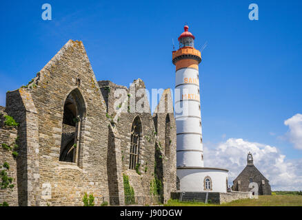 Francia, Bretagna, Finistére reparto, Pointe Sant-Mathieu, vista del Saint-Mathieu faro e le rovine di Saint Maur monastero Foto Stock