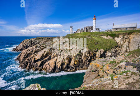 Francia, Bretagna, Finistére reparto, Pointe Sant-Mathieu, vista del segnale sémaphore stazione, le rovine di Saint Maur monastero e Saint-Mathieu Foto Stock