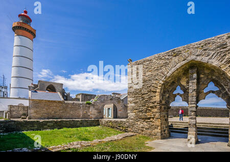 Francia, Bretagna, Finistére reparto, Pointe Sant-Mathieu, vista del Saint-Mathieu faro e le rovine di Saint Maur monastero Foto Stock