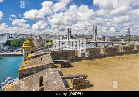 Francia Bretagna, dipartimento Finistére, Brest, i merli di Chateau de Brest con la vista del ponte Recouverance Foto Stock