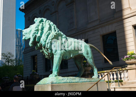 Chicago Illinois Michigan Avenue, l'Art Institute of Chicago dettaglio entrata principale statua arte scultura leone di bronzo da Edward Kemeys 1893 sul prowl Foto Stock