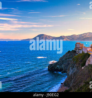 Isola d'Elba, Portoferraio vista scogliera e vecchi edifici in mattinata. Toscana, Italia. L'Europa. Foto Stock