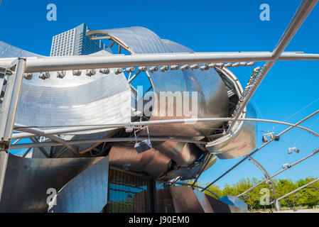 Chicago in Illinois il Millennium Park grattacielo grattacieli Jay Pritzker Pavillion architetto Frank Gehry music festival concerto 14000 capacità Foto Stock