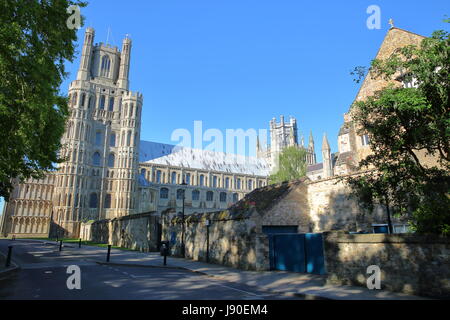 Vista della parte sud della cattedrale dalla galleria Street a Ely, Cambridgeshire, Norfolk, Regno Unito Foto Stock