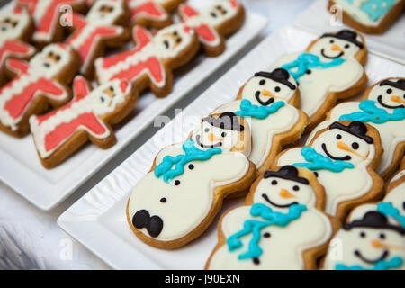 Gingerbread e biscotti a forma di un pupazzo di neve e Babbo Natale Foto Stock