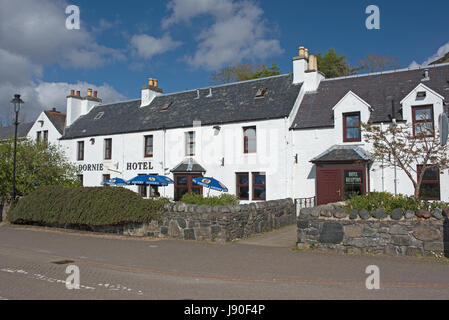 La colorata e la storica sede di Dornie villaggio sulle rive di Loch Duich in West Rosshire nelle Highlands Scozzesi. Foto Stock