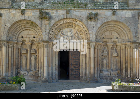 Il romanico e il gotico della facciata, Basilica di St Sauveur a Dinan è una riuscita mescolanza di stili architettonici. La Francia. Foto Stock