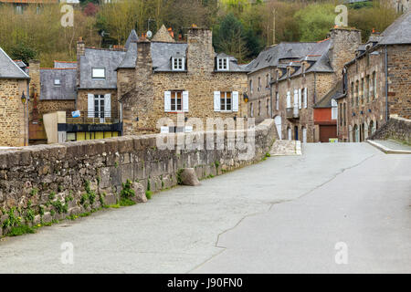 Vista del villaggio di Lanvallay e del ponte sul fiume Rance. Lanvallay è un comune della Bretagna facente parte del dipartimento di Côtes-d'Armor. Foto Stock