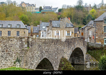 Vista del villaggio di Lanvallay e del ponte sul fiume Rance. Lanvallay è un comune della Bretagna facente parte del dipartimento di Côtes-d'Armor. Foto Stock