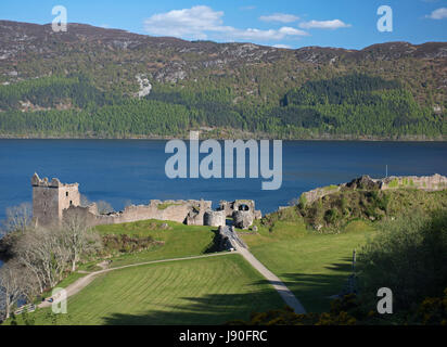 Castello Urquhart sulle rive di Loch Ness dalla A82 strada vicino a Drumnadrochit, Invernesshire. Regione delle Highlands. La Scozia. Regno Unito. Foto Stock