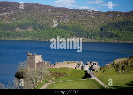 Castello Urquhart sulle rive di Loch Ness dalla A82 strada vicino a Drumnadrochit, Invernesshire. Regione delle Highlands. La Scozia. Regno Unito. Foto Stock