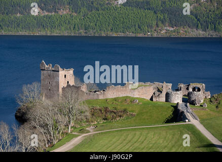 Castello Urquhart sulle rive di Loch Ness dalla A82 strada vicino a Drumnadrochit, Invernesshire. Regione delle Highlands. La Scozia. Regno Unito. Foto Stock