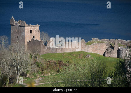 Castello Urquhart sulle rive di Loch Ness dalla A82 strada vicino a Drumnadrochit, Invernesshire. Regione delle Highlands. La Scozia. Regno Unito. Foto Stock