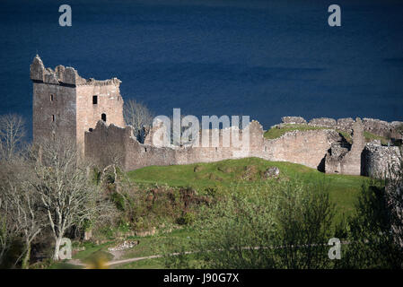 Castello Urquhart sulle rive di Loch Ness dalla A82 strada vicino a Drumnadrochit, Invernesshire. Regione delle Highlands. La Scozia. Regno Unito. Foto Stock